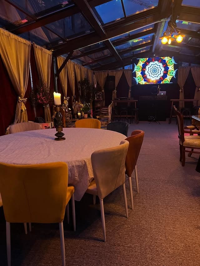 Spațiu de evenimente cu tavan din sticlă și atmosferă intimă
