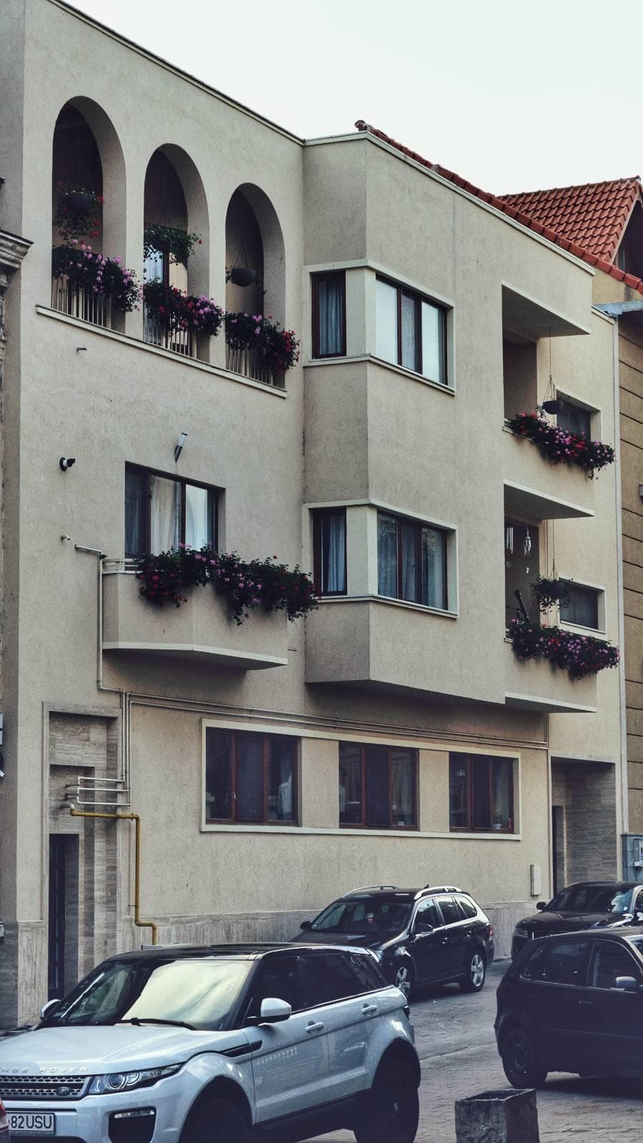 Fațada principală a clădirii