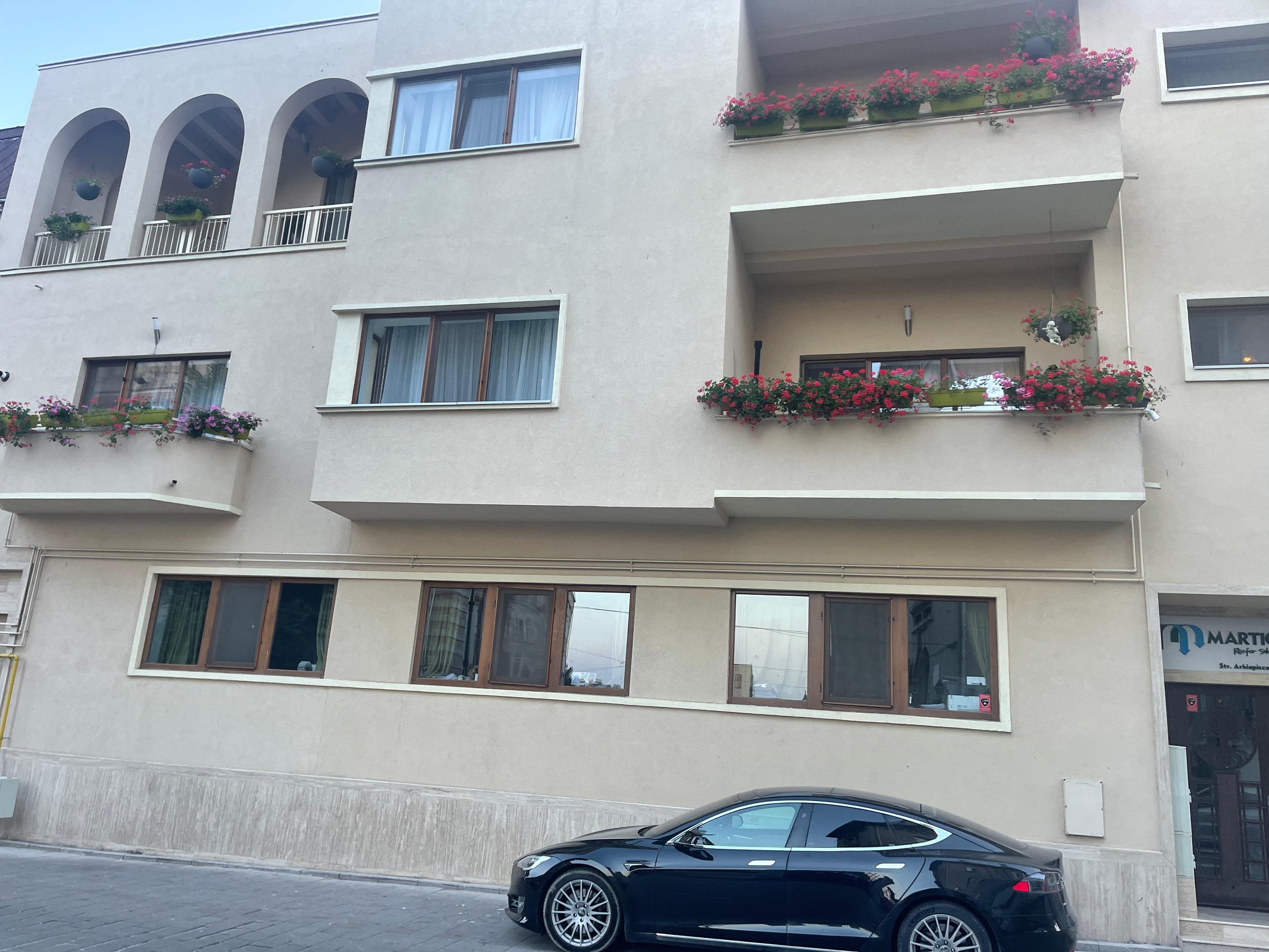 Vedere laterală a clădirii în lumina soarelui